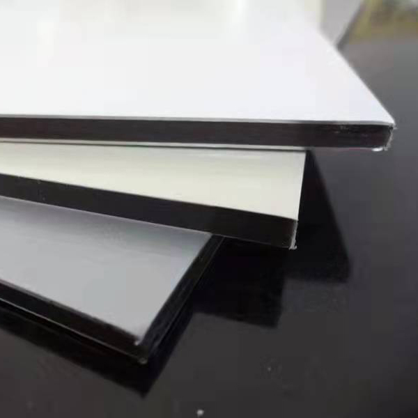 Quid interest inter PVDF coating?